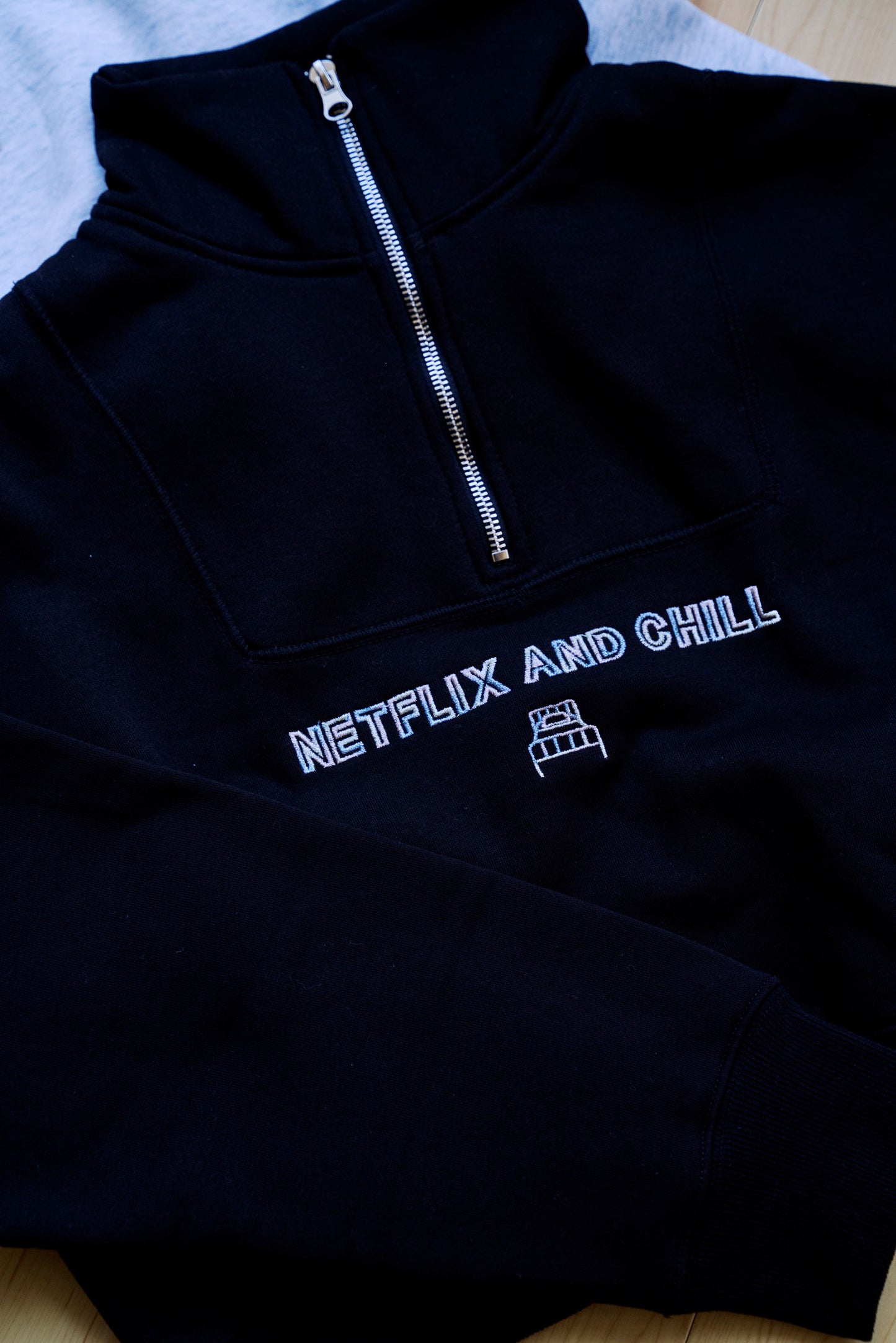 刺繍ハーフジップトップス(NETFLIX AND CHILL in the bed)