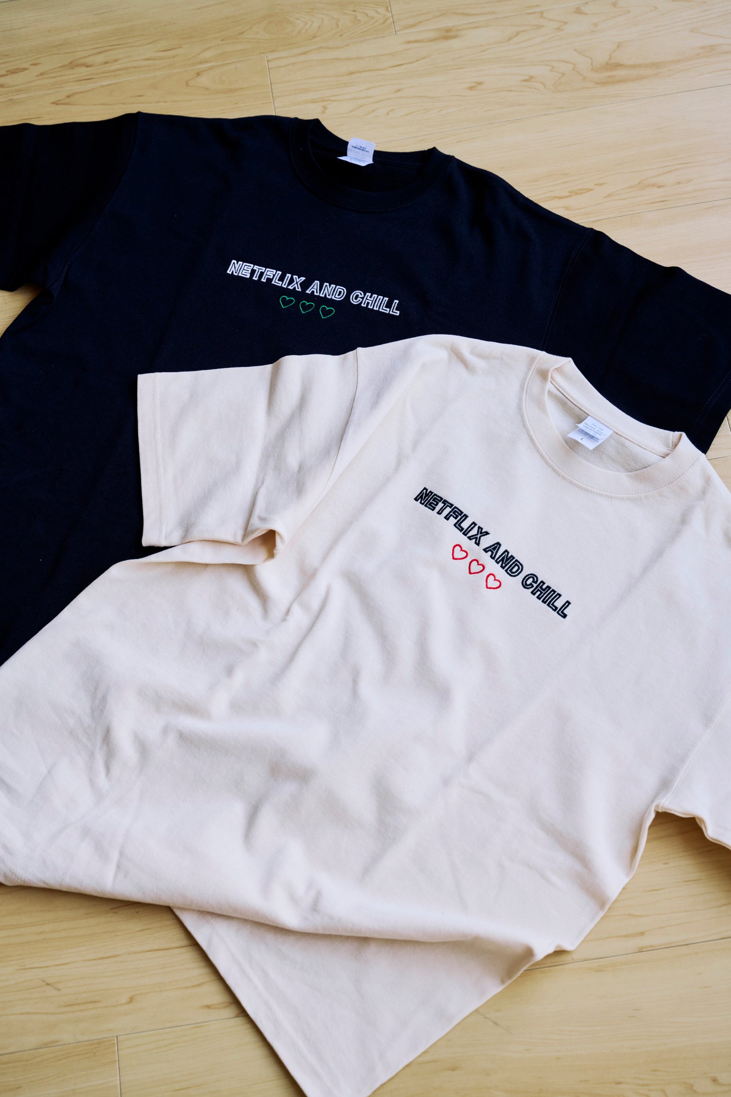 刺繍Tシャツ(NETFLIX AND CHILL three hearts)