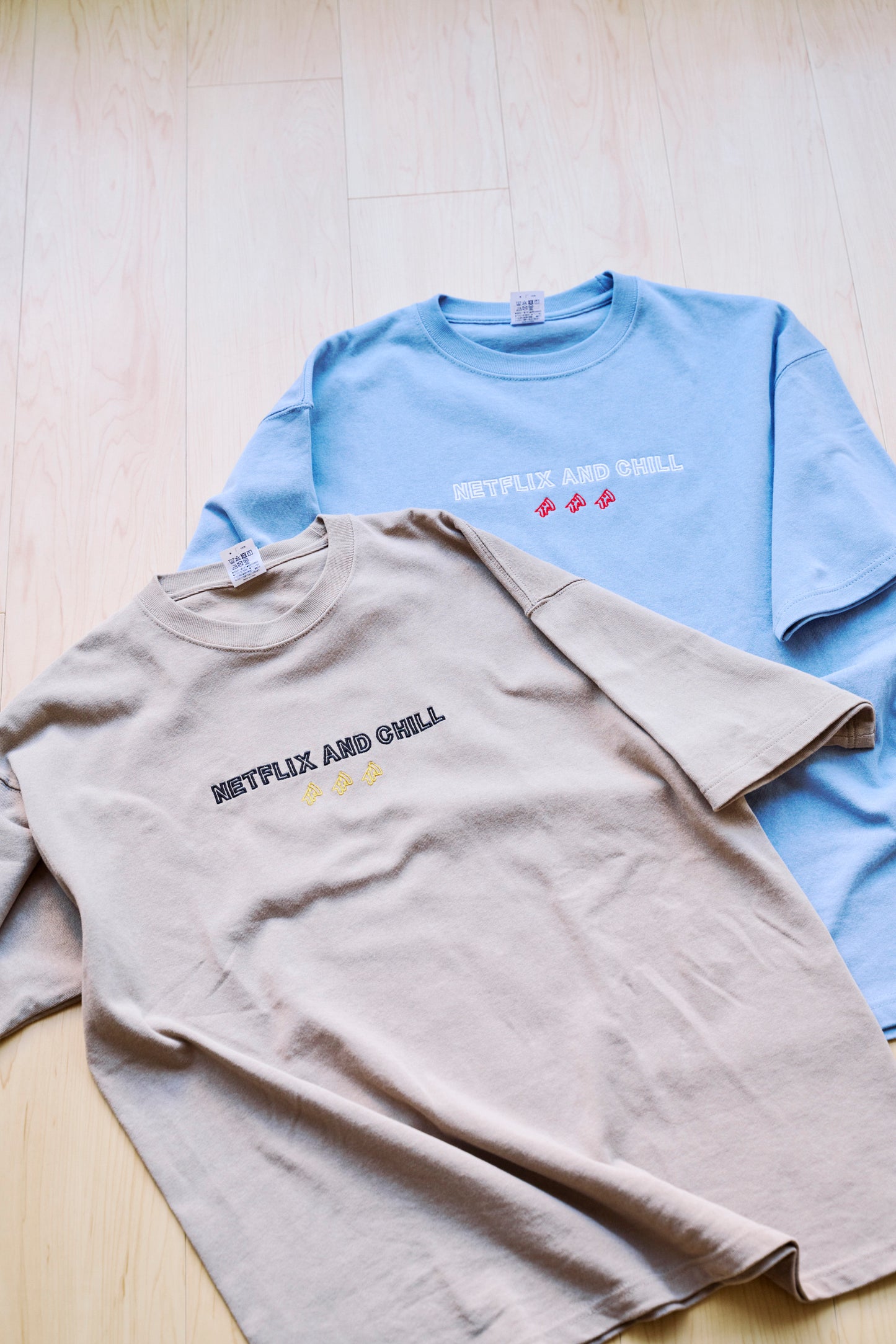 刺繍Tシャツ(NETFLIX AND CHILL three pizzas)