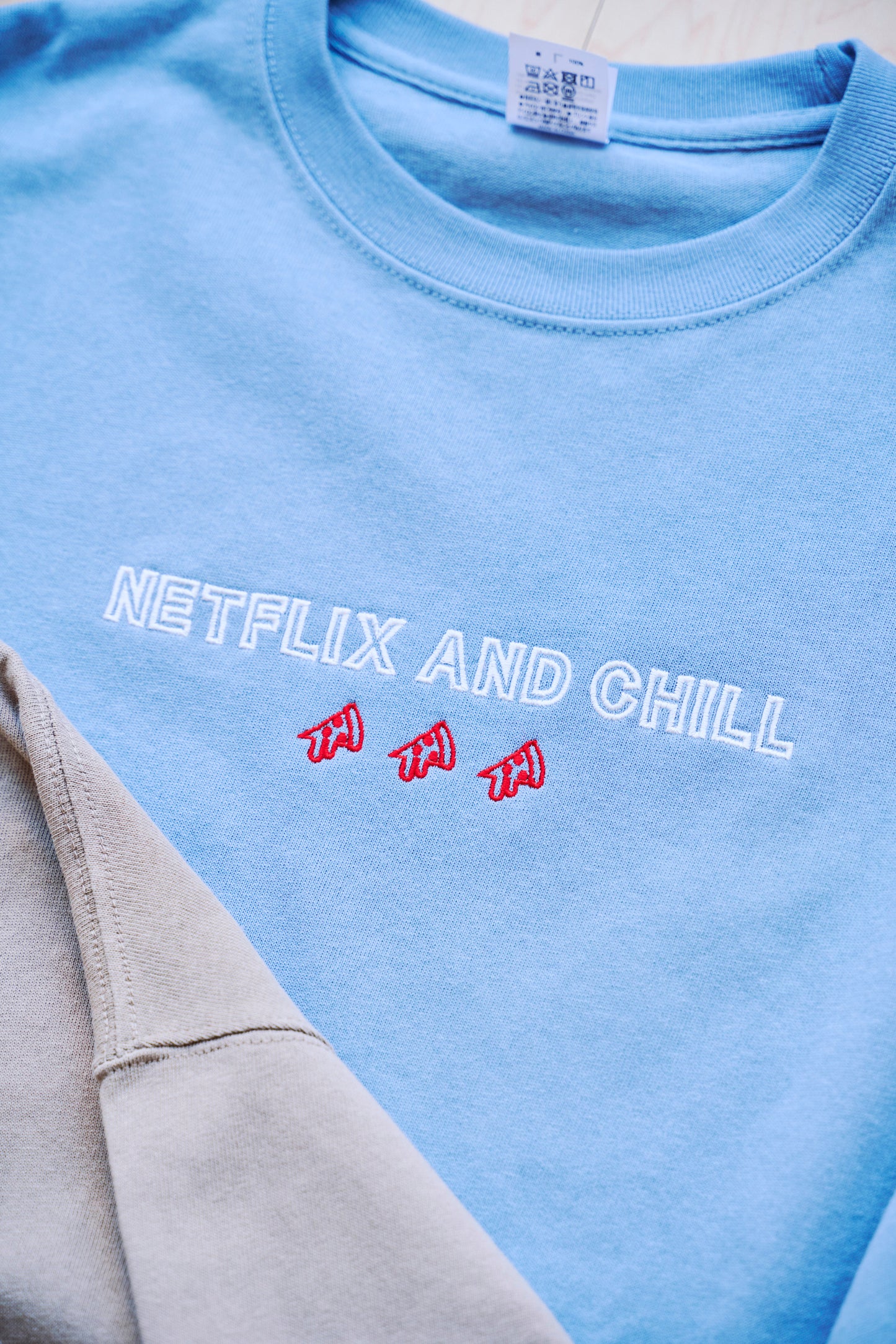 刺繍Tシャツ(NETFLIX AND CHILL three pizzas)