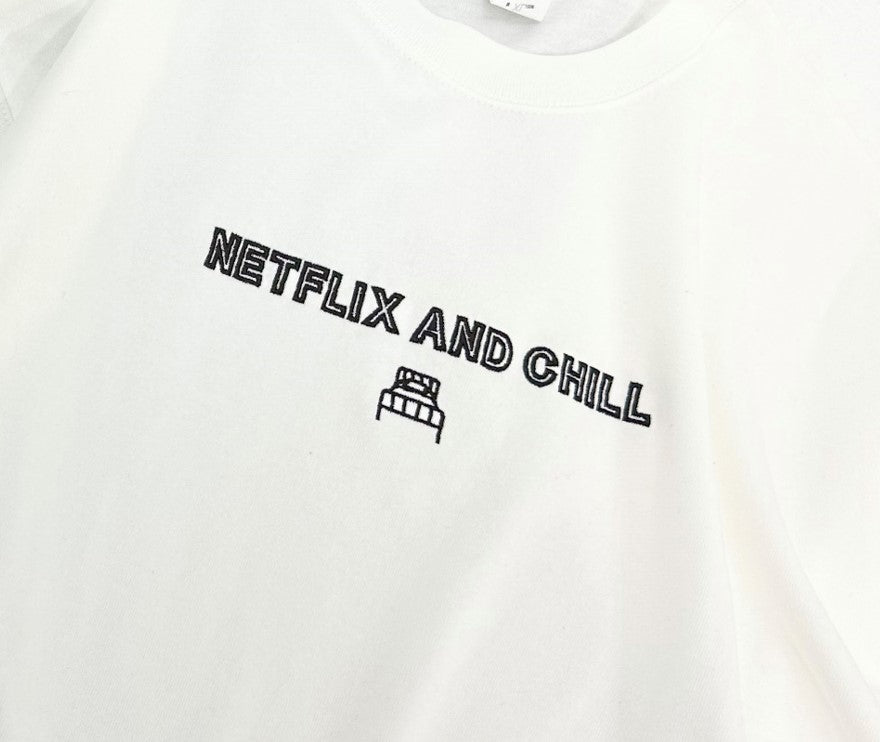 刺繍Tシャツ(NETFLIX AND CHILL in the bed)