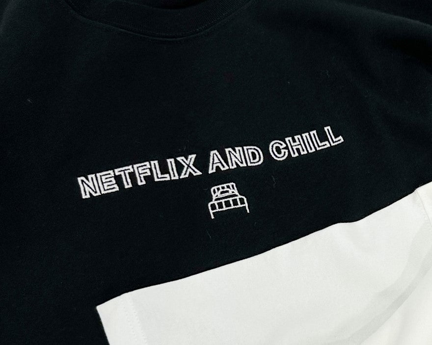 刺繍Tシャツ(NETFLIX AND CHILL in the bed)