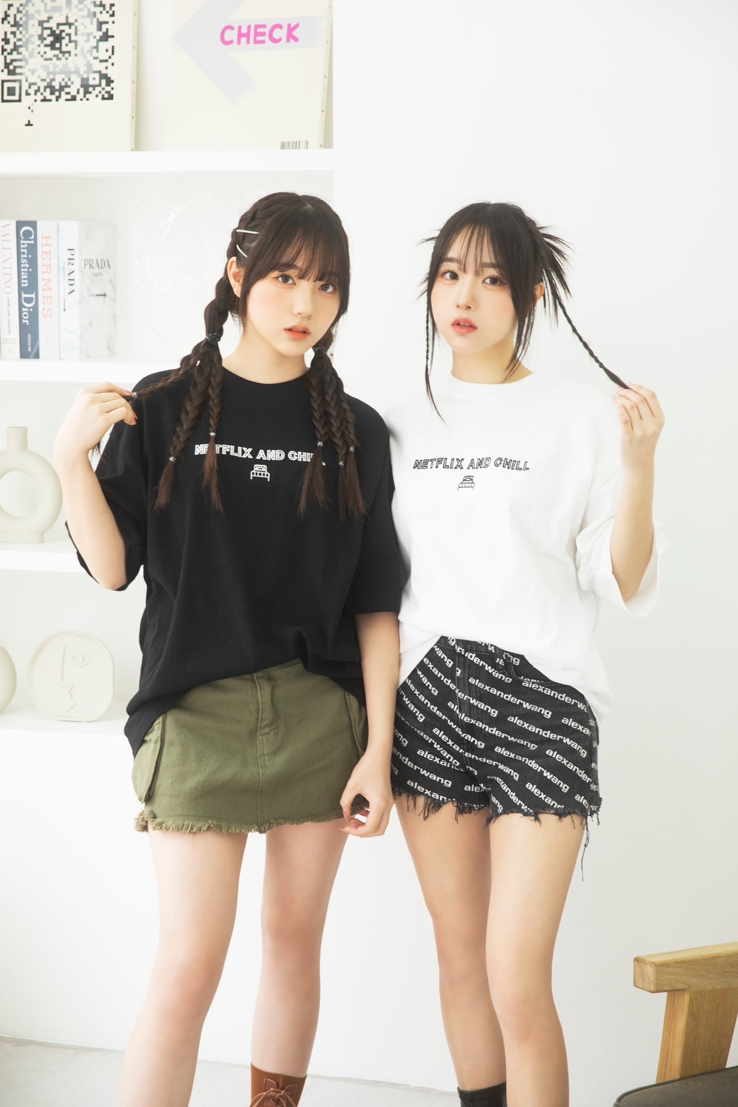 刺繍Tシャツ(NETFLIX AND CHILL in the bed)