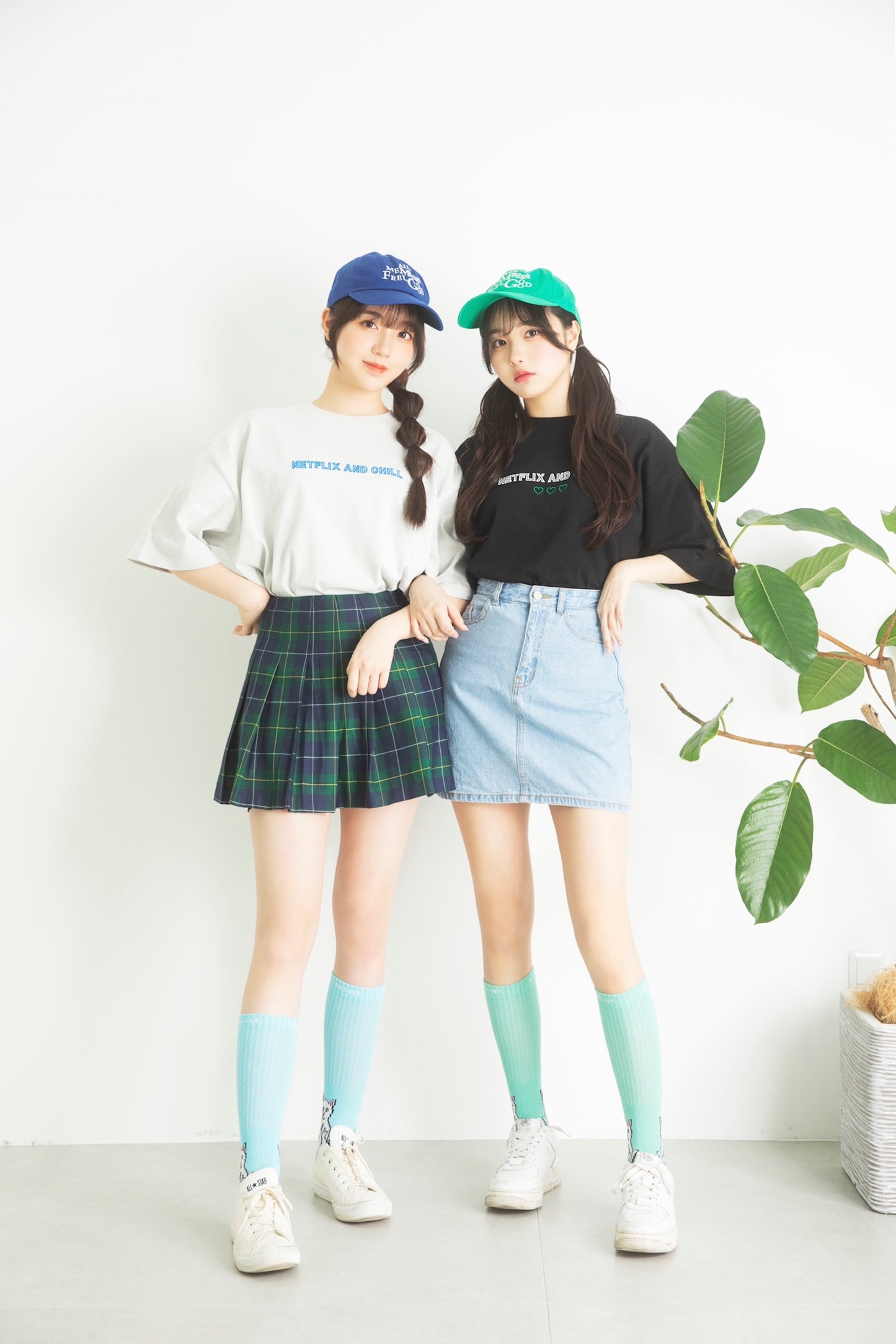 刺繍Tシャツ FROST (NETFLIX AND CHILL three hearts) model KYOKA