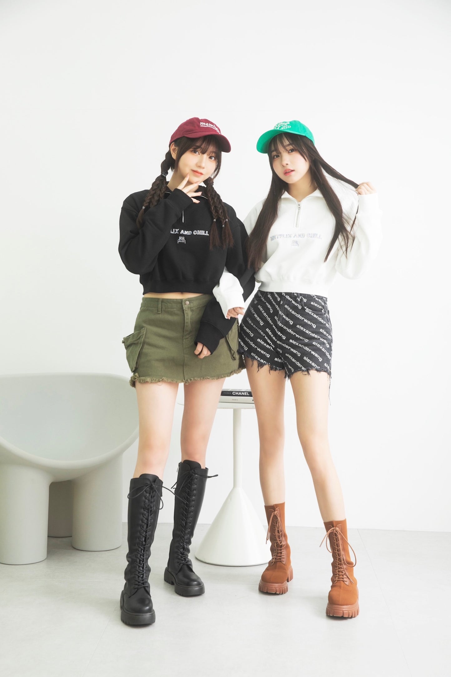 刺繍ハーフジップトップス(NETFLIX AND CHILL in the bed)