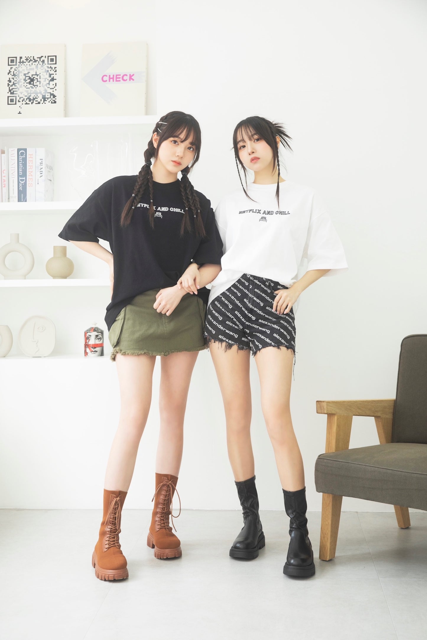 刺繍Tシャツ(NETFLIX AND CHILL in the bed)