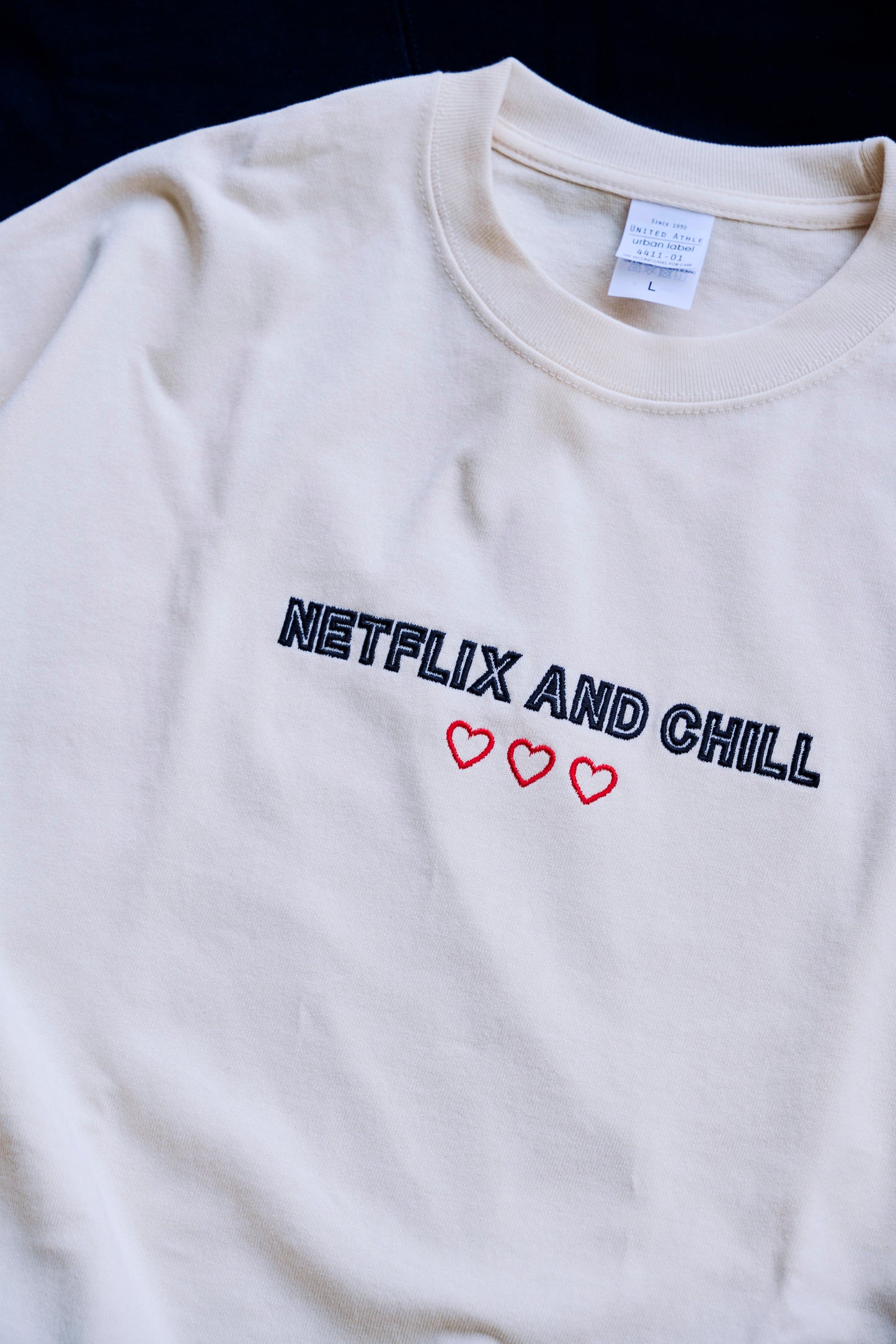 刺繍Tシャツ VINTAGE NATURAL (NETFLIX AND CHILL three hearts)